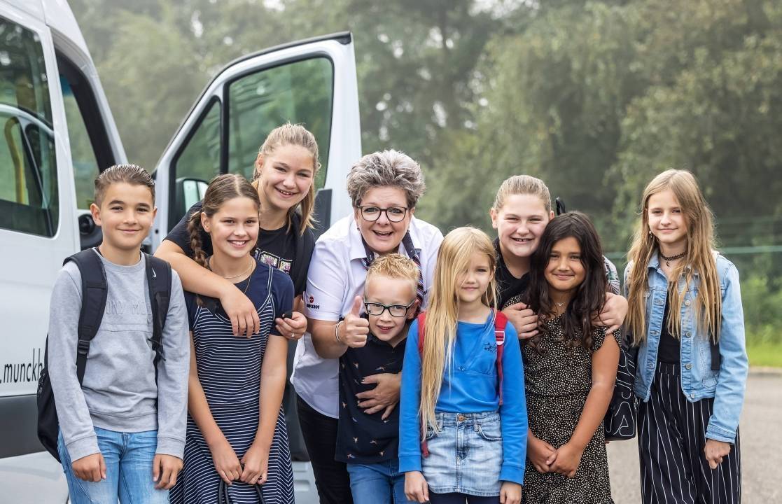 Kinderen bij Munckhof bus
