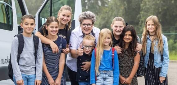 Kinderen bij Munckhof busje